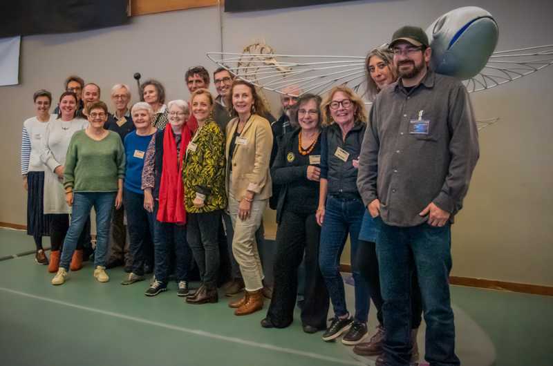L'équipe moteur Terre & Flamme, 6 artistes de  l'Académie des Sciences et de la Mer et ANNE DELGENDRE  la photographe officielle du salon que nous remercions pour avoir été présente durant ce salon. 